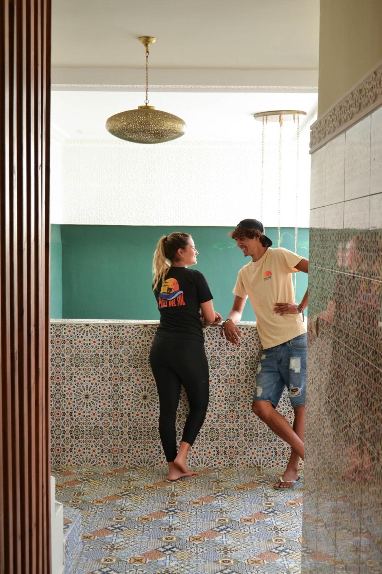 Playa Del Sol Surf House Hostel Tamraght ภายนอก รูปภาพ